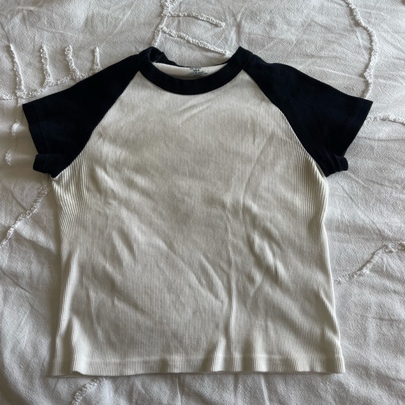 Brandy Melville baby tee in perfect condition - Picture 1 of 2